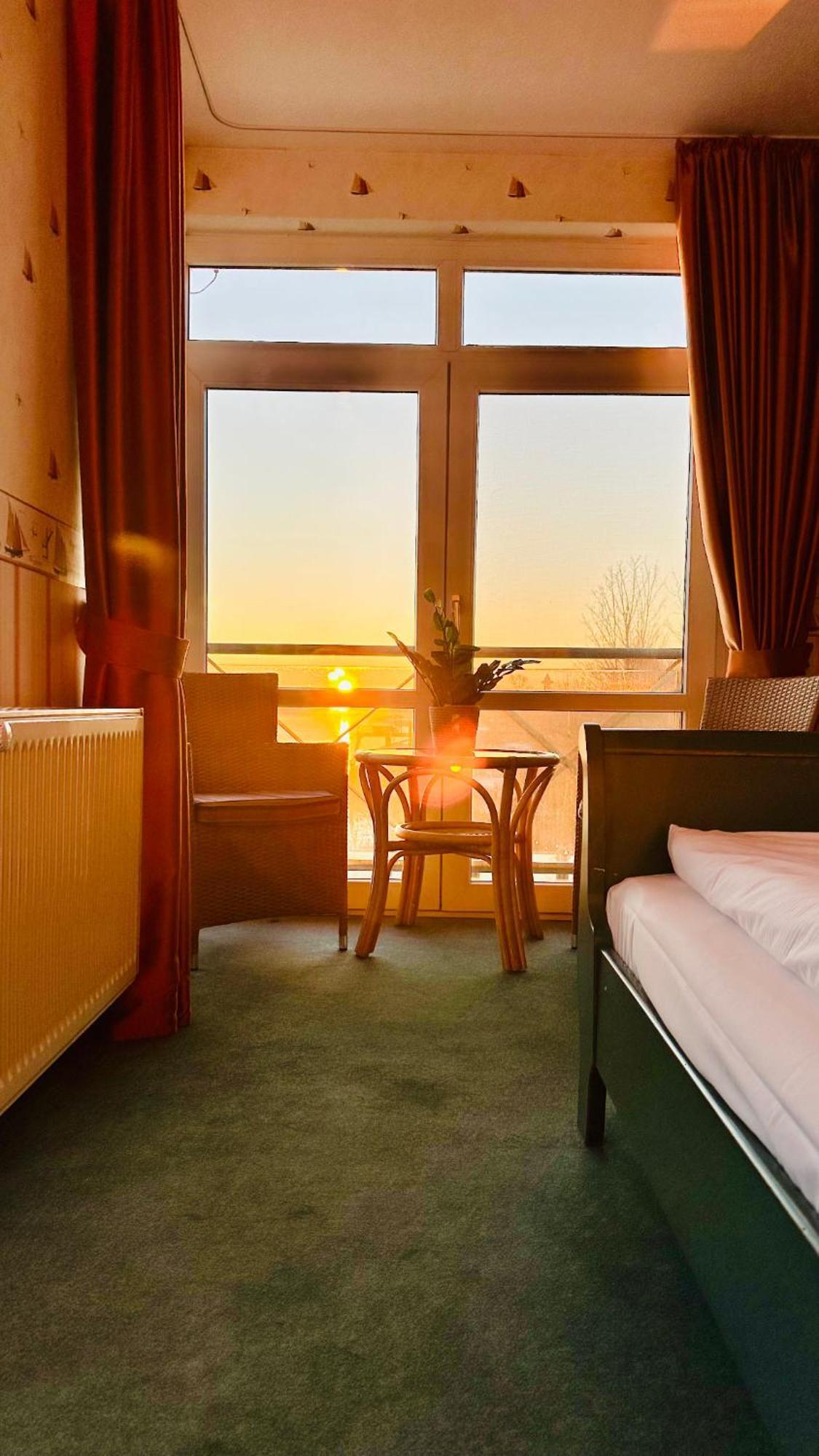 Gaestehaus Weserblick Am Weser-Sandstrand Berne Exterior photo